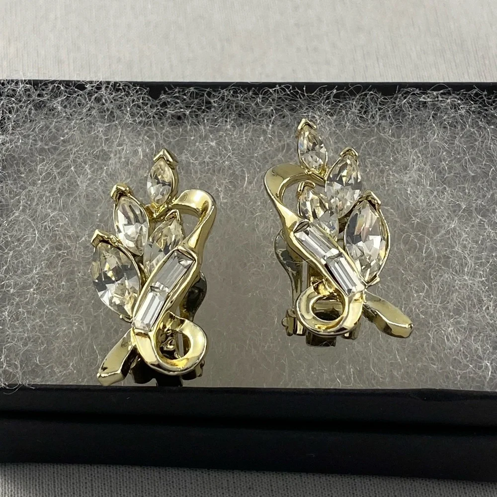 Vintage Pell gold tone clip earrings with rhinestones in Art Deco design - Picture 4 of 4